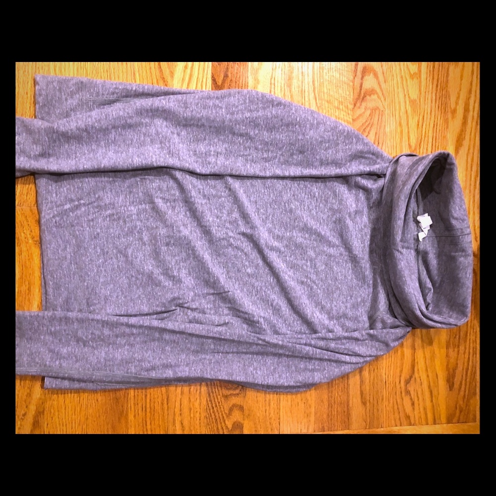 LULULEMON women’s long sleeve turtle neck top